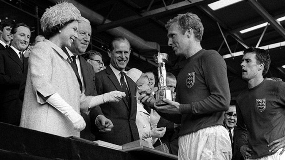 Queen Elizabeth dan Bobby Moore bersama Trofi Jules Rimet 1966. Copyright: INTERNET