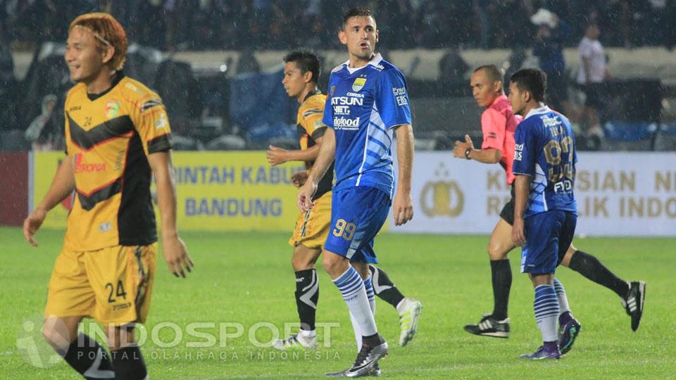 Juan Carlos Rodriguez Belencoso di pertandingan melawan Mitra Kukar. Copyright: Ginanjar/INDOSPORT