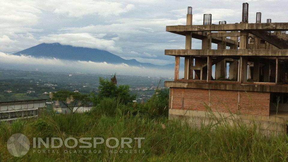 Kondisi%20Proyek%20Hambalang%20dari%20jarak%20jauh.