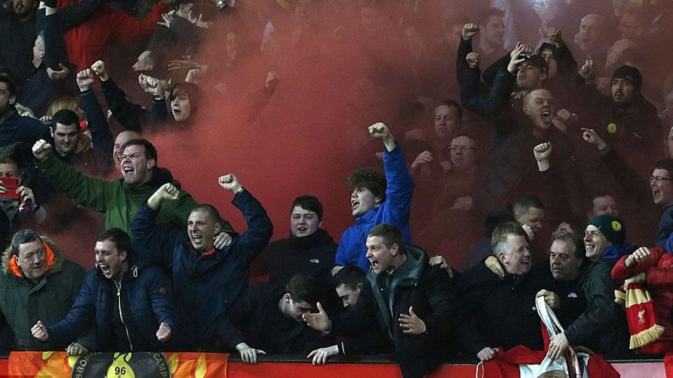 Fans Liverpool merayakan kemenangan agregat menyalakn bom asap merah di tribun. Copyright: INTERNET