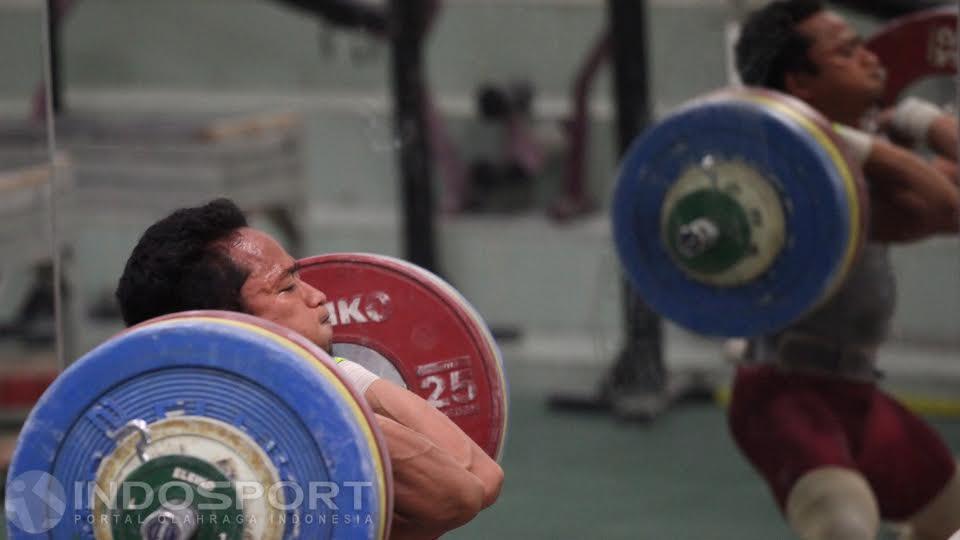 Lifter putra Indonesia Triyatno sedang berlatih di Pintu Kuning, Senayan.