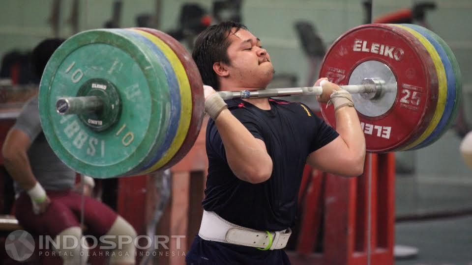 Lifter putra Indonesia Imam Jamaludin sedang berlatih di Pintu Kuning, Senayan.