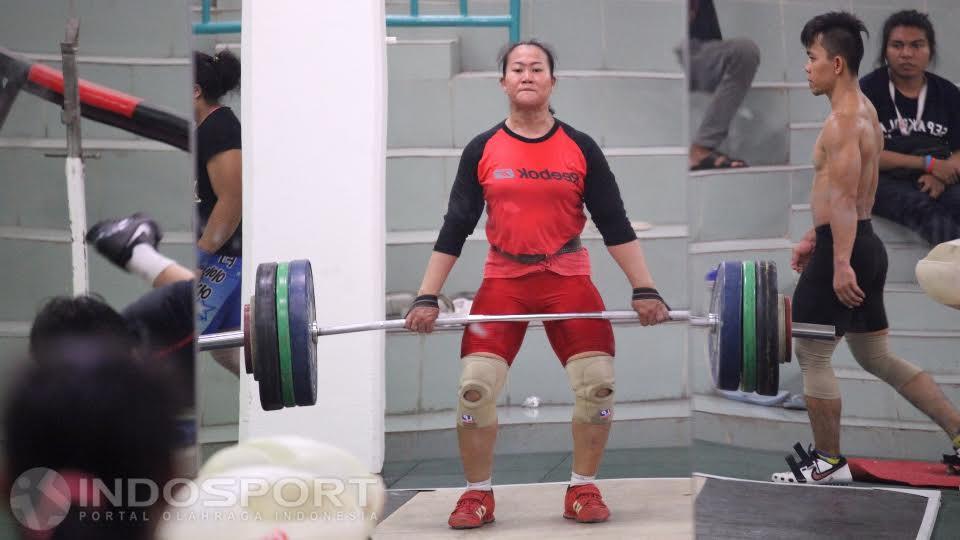 Lifter putri Indonesia Frapti Tri Abdurahman sedang berlatih di Pintu Kuning, Senayan.