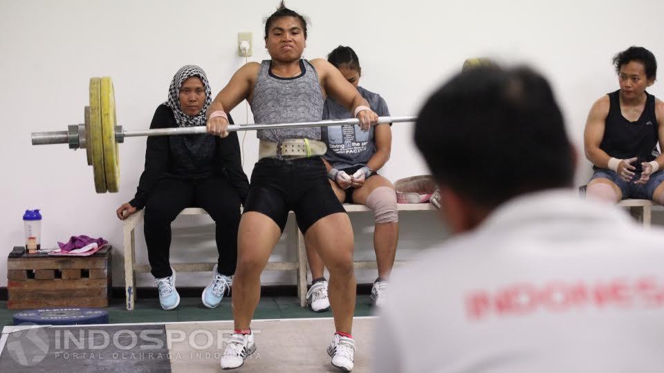 Lifter putri Indonesia Sri Wahyuni sedang berlatih di Pintu Kuning, Senayan.