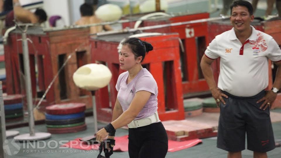 Ekspresi kekecewaan lifter putri Indonesia Dewi Safitri (kiri) usai gagal melakukan angkatan disaksikan pelatih Dirja Wiharja.