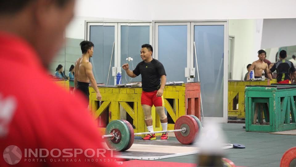 Sebagai atlet senior dan andalan, lifter putra Eko Yuli Irawan kerap melakukan diskusi dengan rekannya yang lebih junior.
