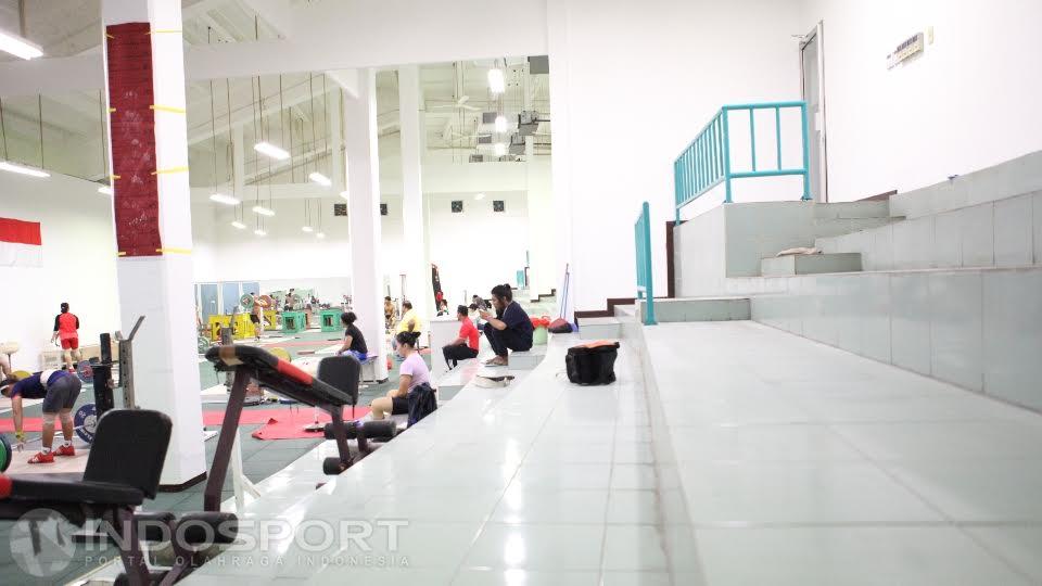 Tempat latihan ini juga disertai tempat duduk bagi penonton.