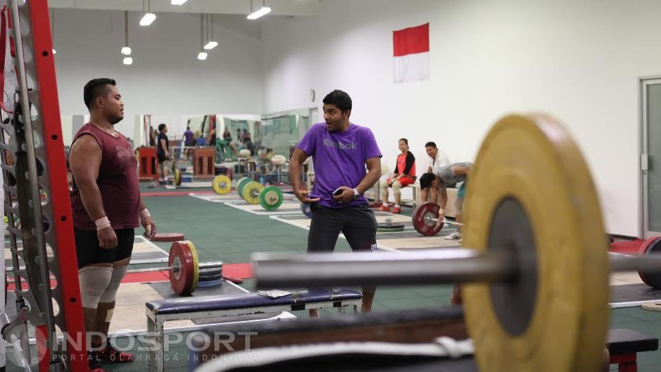 Salah seorang lifter putra sedang mendapat arahan dari pelatih.