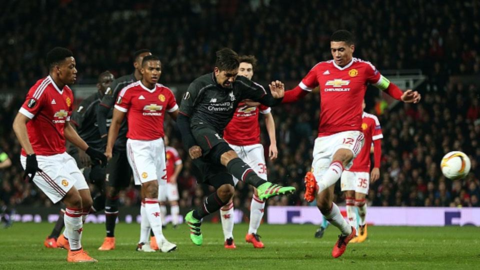 Chris Smalling menjegal tembakan Roberto Firmino. Copyright: INTERNET