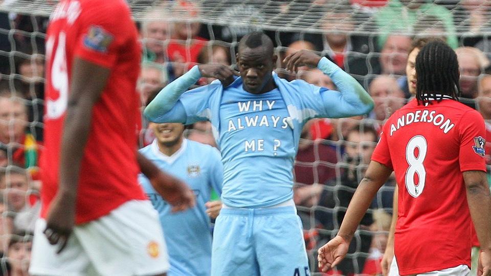 Mario Balotelli memerkan kaos bertuliskan Why Always Me Copyright: INTERNET