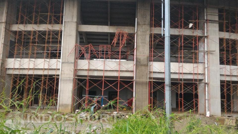 Bagian utara stadion yang masih dalam tahap perbaikan.
