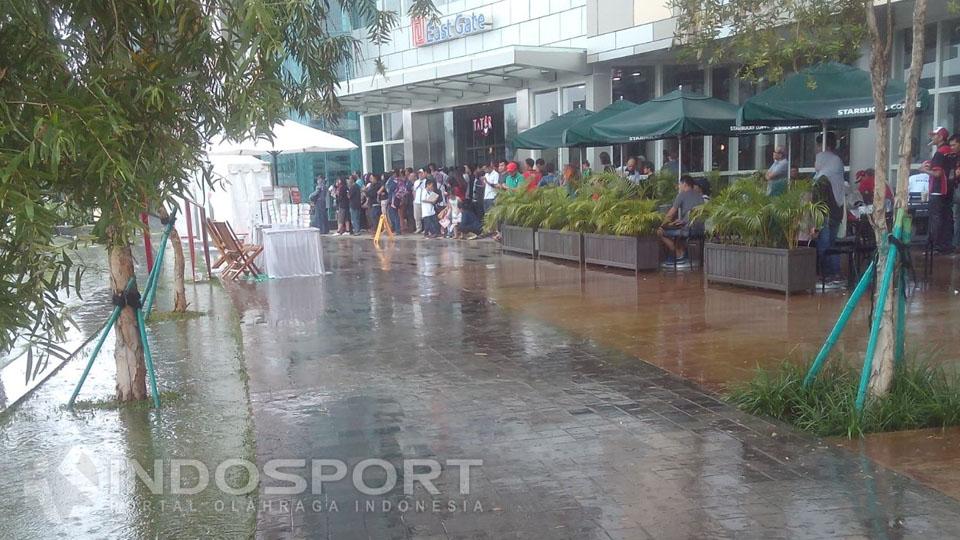 Meski diguyur hujan, pendukung Rio Haryanto tetap semangat untuk menyaksikan  debut pertamanya di Melbourne.