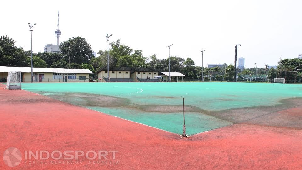 Lumut yang muncul di lapangan berjenis Astro Turf ini diakibatkan genangan air hujan yang beberapa bulan terakhir kerap turun.