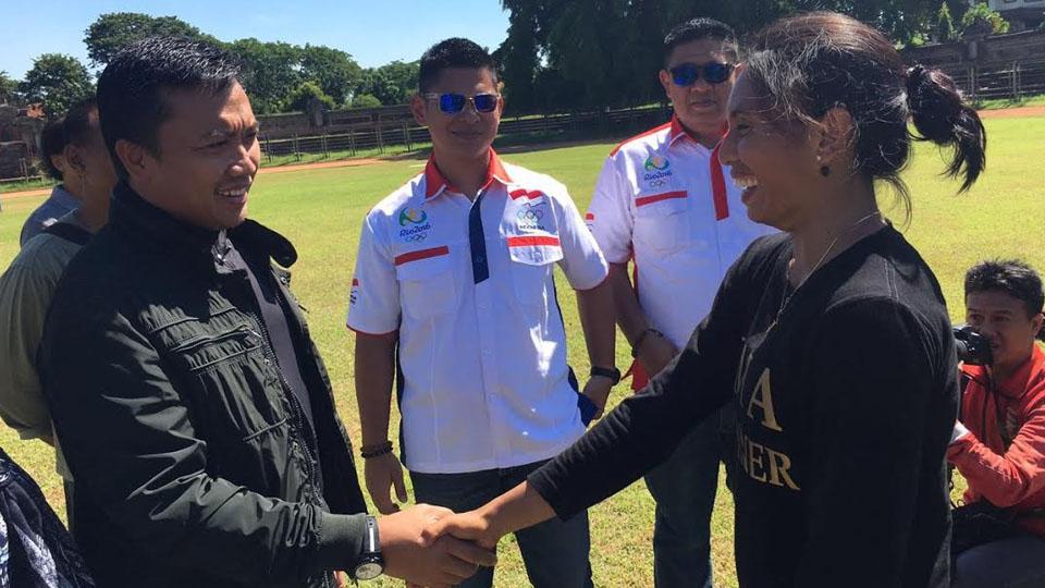 Menpora%20Imam%20Nahrawi%20saat%20bertemu%20atlet%20lompat%20jauh%20persiapan%20Olimpiade%202016%2C%20Maria%20Londa.