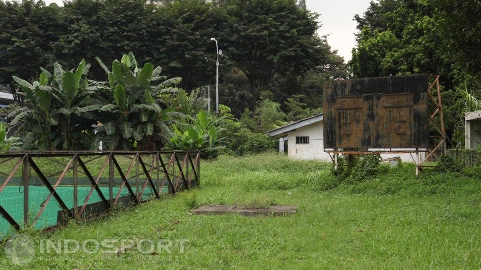 Kondisi papan nilai yang terlihat rusak parah dan usang. - INDOSPORT