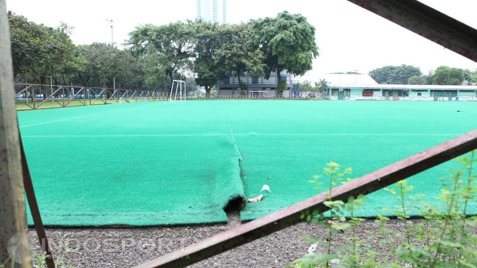 Kondisi karpet lapangan yang sebagian sudah rusak.