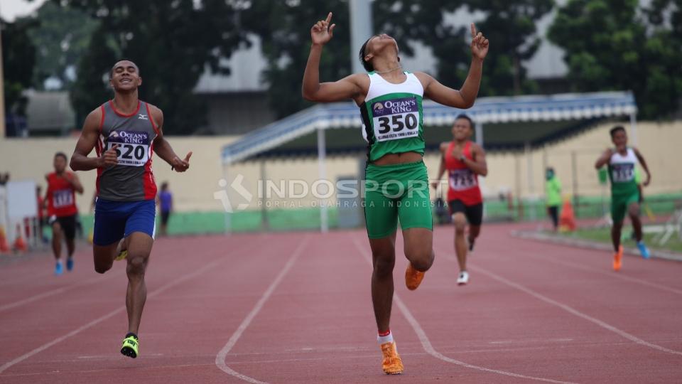Atlet Jawa Timur, Ifan Anugerah (tengah) berhasil menjuarai kelas 400 meter Remaja Putra pada Kejurnas Atletik Junior dan Remaja 2016.