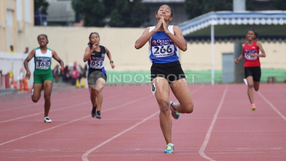 Atlet Jawa Tengah, Adelaine Theemba (tengah) berhasil menjuarai kelas 400 meter Remaja Putri pada Kejurnas Atletik Junior dan Remaja 2016.