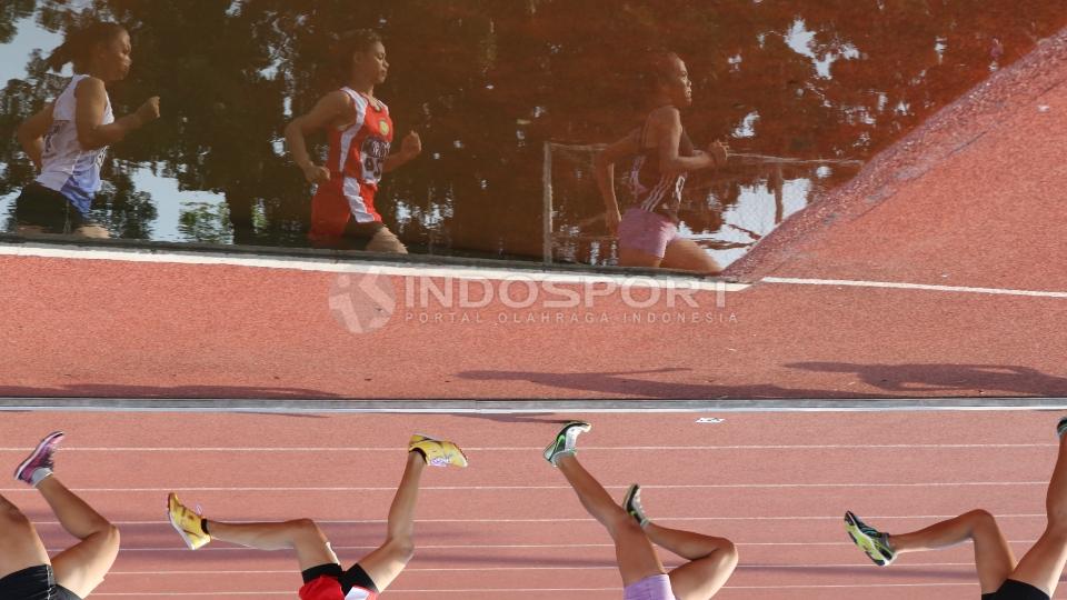Para atlet sedang berjuang di kelas 1,500 meter Remaja Putri.