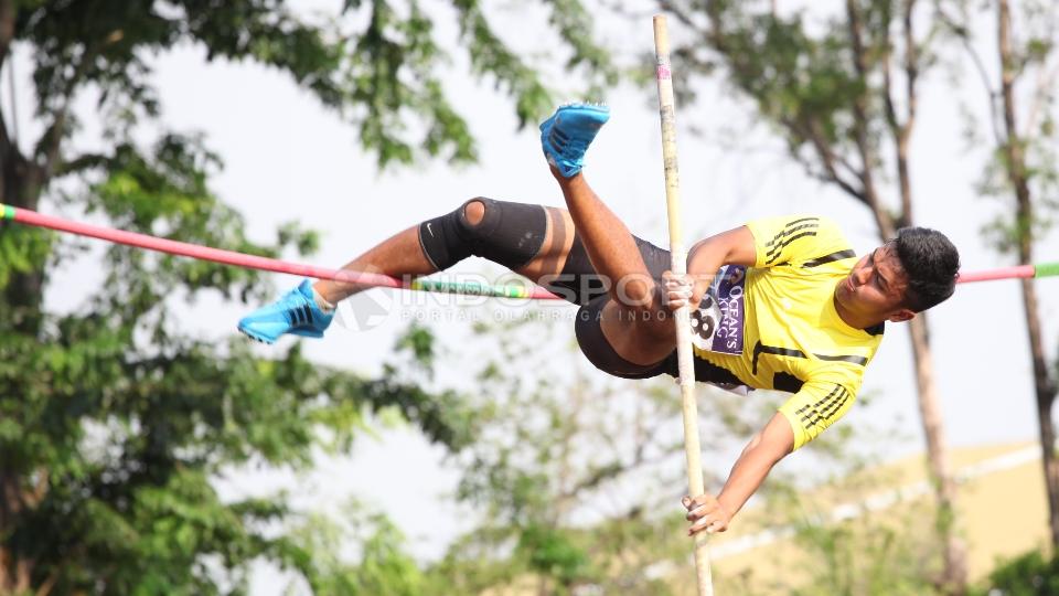 Atlet Sumatera Barat, Fauma Defril berhasil melakukan lompatan pada kelas Lompat Galah Tinggi Putra Yunior.