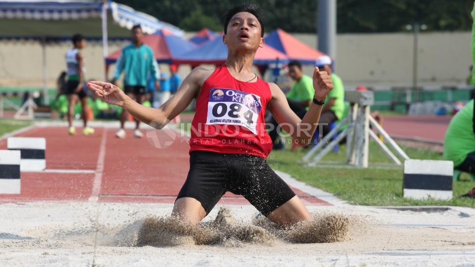 Atlet D.I. Yogyakarta, Dani Krismanto melakukan lompat jauh di kelas Lompat Jauh Junior Putra.