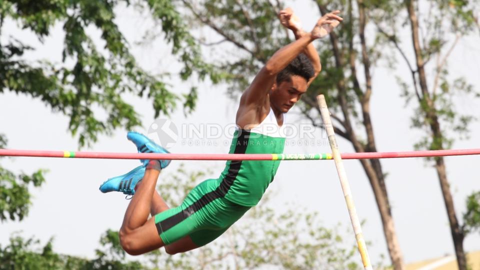 Atlet Jawa Timur, Mihson Zakaria melakukan lompatan sempurna di kelas Lompat Tinggi Galah Junior Putra.