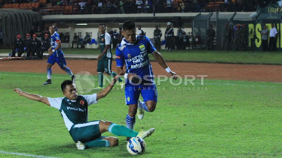 PS TNI berhadapan dengan Persib Bandung di Piala Bhayangkara 2016.