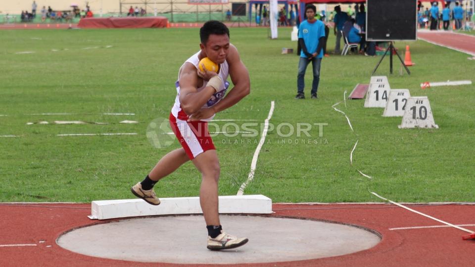 Atlet tolak peluru DKI Jakarta Hafiz Manurul melakukan lemparan di nomer tolak peluru junior.
