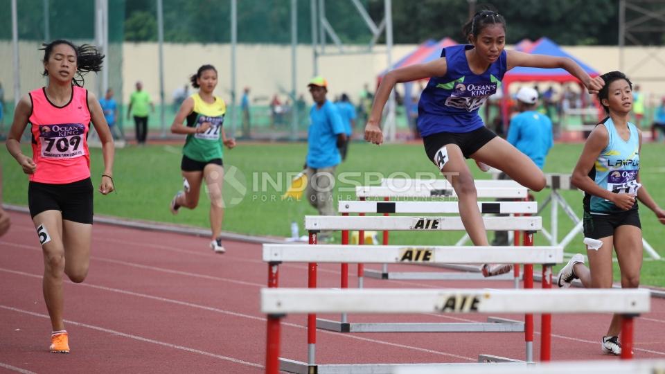 Sejumlah atlet bertanding di nomer lompat gawang remaja putri.