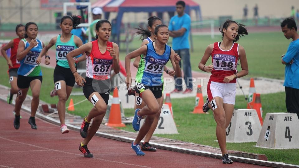 Sejumlah atlet bersaing di nomer 800 meter remaja putri.