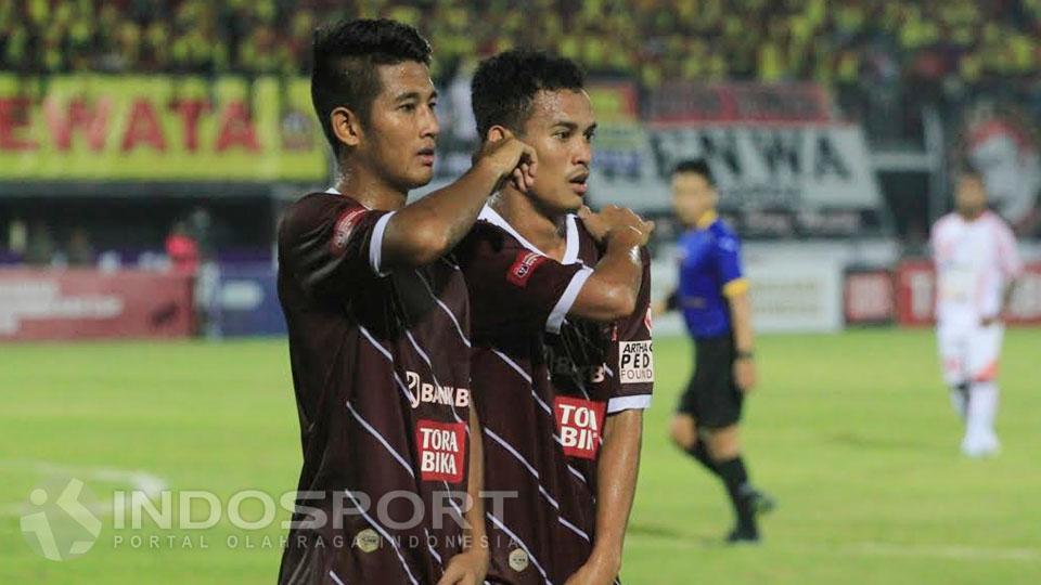 I Putu Gede dan Maldini Pali pemain PS Polri. Copyright: Ian Setiawan/INDOSPORT