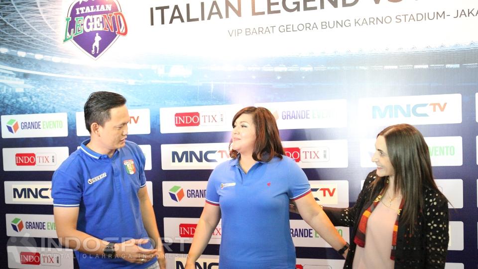 Director Grande Evento Indonesia Angel Paokie (tengah) berbincang dengan Yeyen Tumena dan perwakilan kedutaan Italia Michela Magri (kanan).