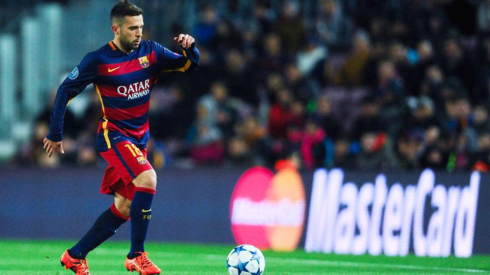 Jordi Alba mengontrol bola. Copyright: INTERNET