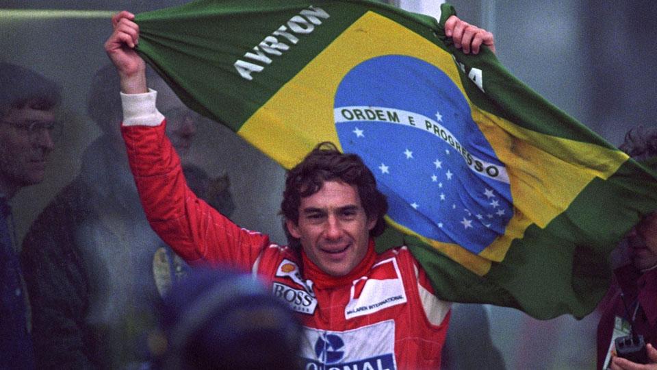 Ayrton Senna merayakan kemenangan Grand Prix Eropa di Donington pada tahun 1993. Copyright: INTERNET