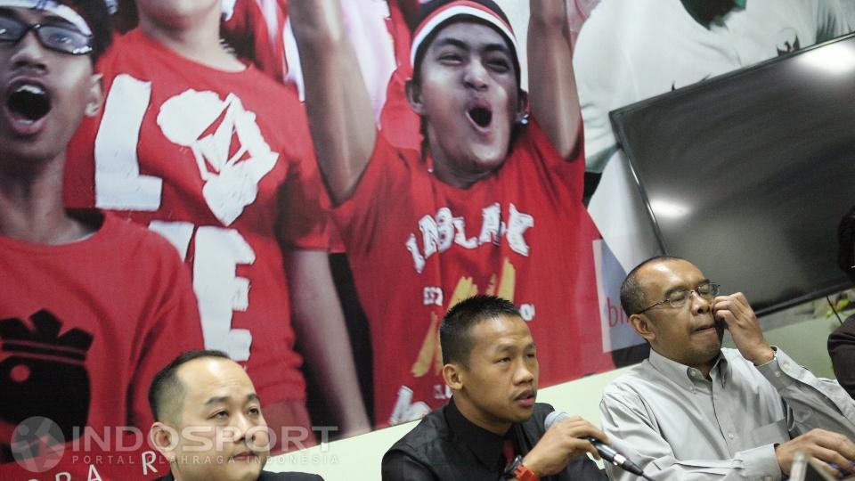 Petinju%20Indonesia%20Daud%20Yordan%20%28tengah%29%2C%20perwakilan%20Mahkota%20Promotion%20%28kiri%29%20dan%20Kepala%20Komunikasi%20Publik%20Kemenpora%20Gatot%20S%20Dewa%20Broto%20saat%20jumpa%20pers.
