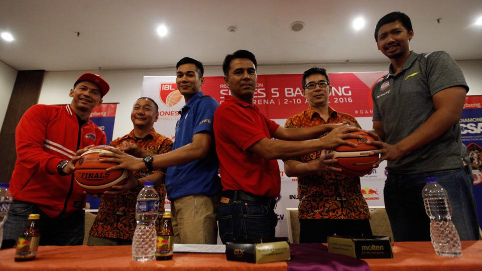 Ki-ka Wendha Wijaya(Garuda Bandung), Hasan Gozali (Komisioner IBL),Surliyadin (JNE Bandung Utama), Rohimi (Ass.Plth Garuda Bdgn), Wahyu Buana (Direktur Operasioal IBL), Cokorda Raka%2 - INDOSPORT