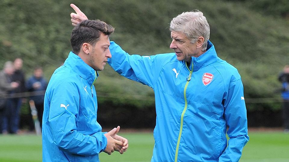 Arsene Wenger marahi Mesut Ozil lantaran mengkritik tim. - INDOSPORT