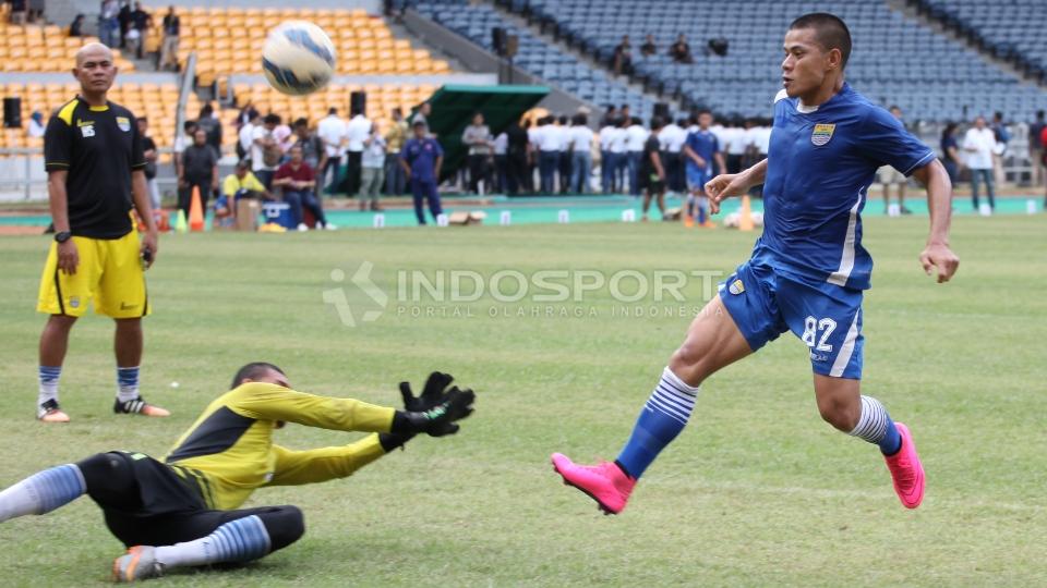 Aksi striker Persib Bandung, Tantan (kanan) saat membobol gawang rekannya dalam sesi latihan di GBK.