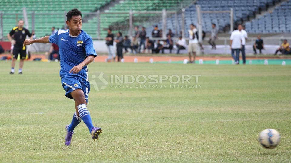 Aksi striker Persib Bandung, Samsul Arif saat melakukan tendangan ke gawang dalam sesi latihan.