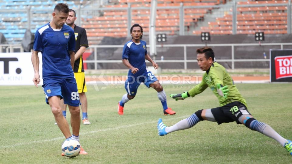 Aksi pemain asing Persib Bandung Juan Carlos Belencoso (kiri) membobol gawang I Made Wirawan.