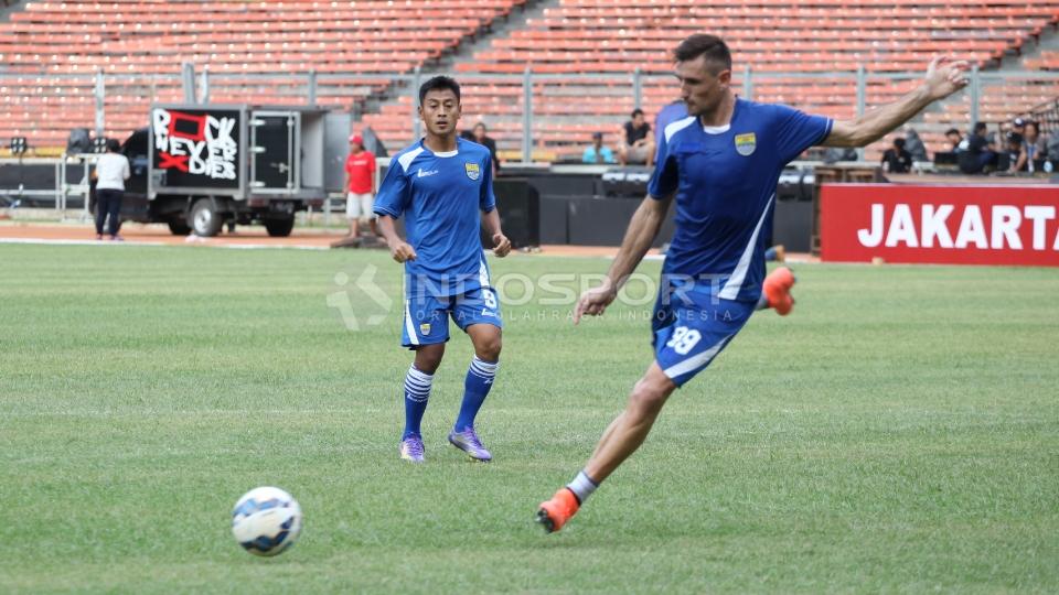 Aksi pemain asing Persib Bandung Juan Carlos Belencoso melakukan shooting.