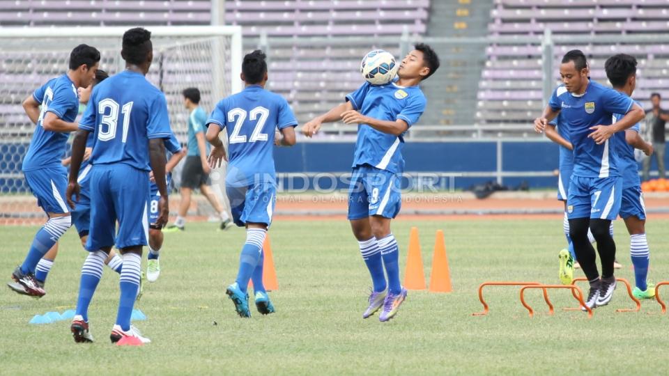 Samsul Arif mengontrol bola dengan dada.
