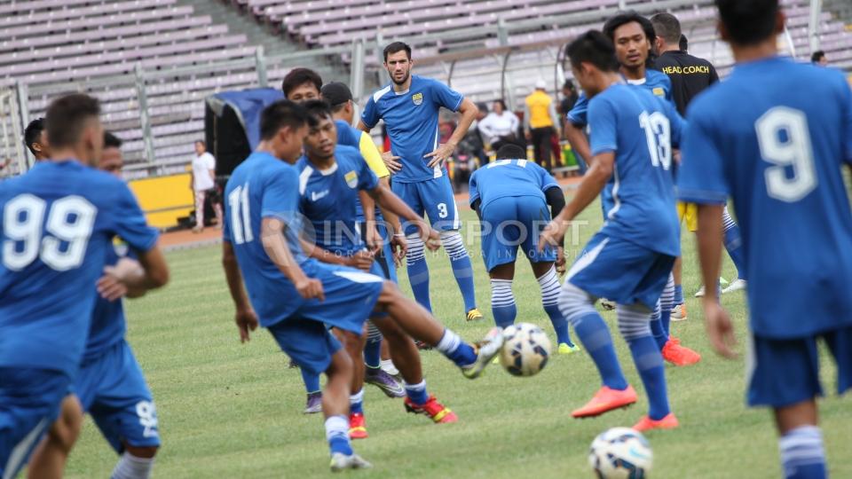 Bek Persib Bandung, Vladimir Vujovic (tengah) memperhatikan rekan-rekannya berlatih.