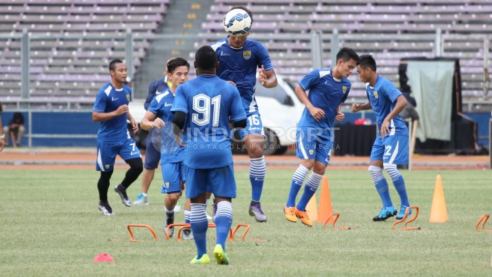 Aksi Yandi Sofyan (tengah) menyundul bola. Copyright: Herry Ibrahim/INDOSPORT