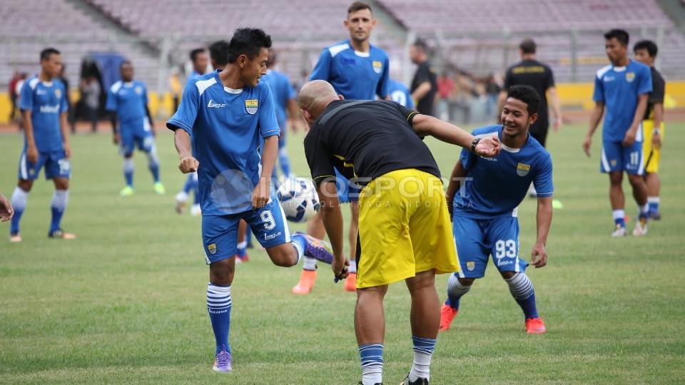 Suasana ceria para pemain Persib Bandung saat berlatih di GBK.