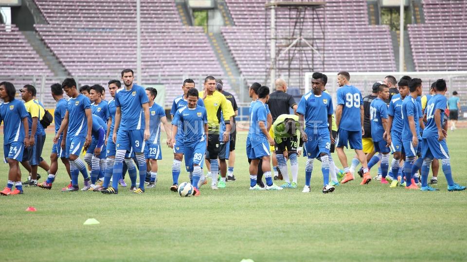 Para%20pemain%20Persib%20Bandung%20bersiap%20melakukan%20latihan%20di%20GBK%20jelang%20partai%20final%20Piala%20Bhayangkara%20melawan%20Arema.