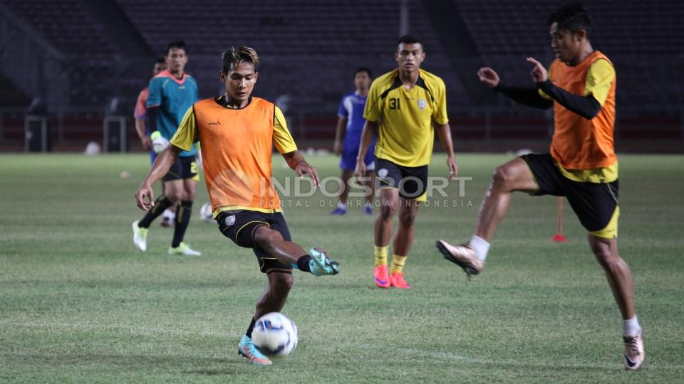 Dua pemain Arema Cronus berebut bola saat latihan jelang final Piala Bhayangkara di GBK.