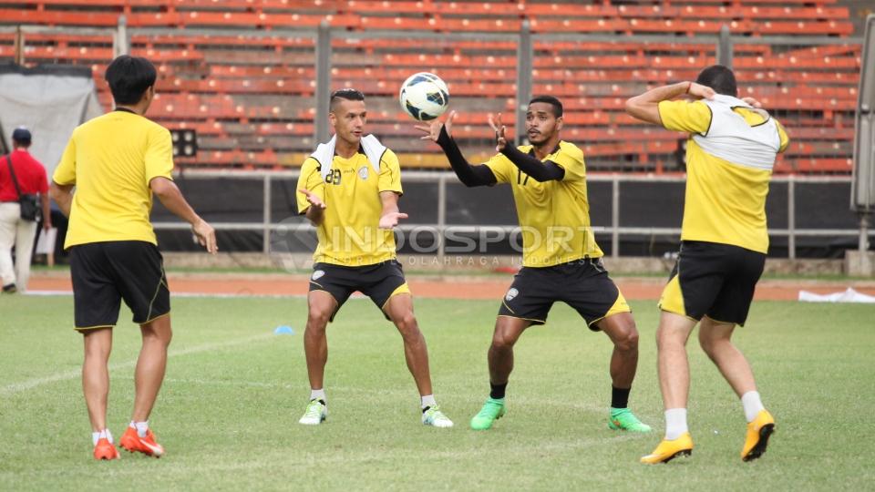 Latihan bola dengan tangan dilakukan oleh para pemain Arema dalam latihan ini.