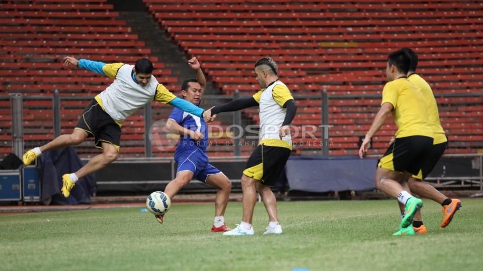 Aksi gelandang Esteban Vizcarra (kiri) dan Cristian Gonzales (kedua dari kanan) dalam latihan.