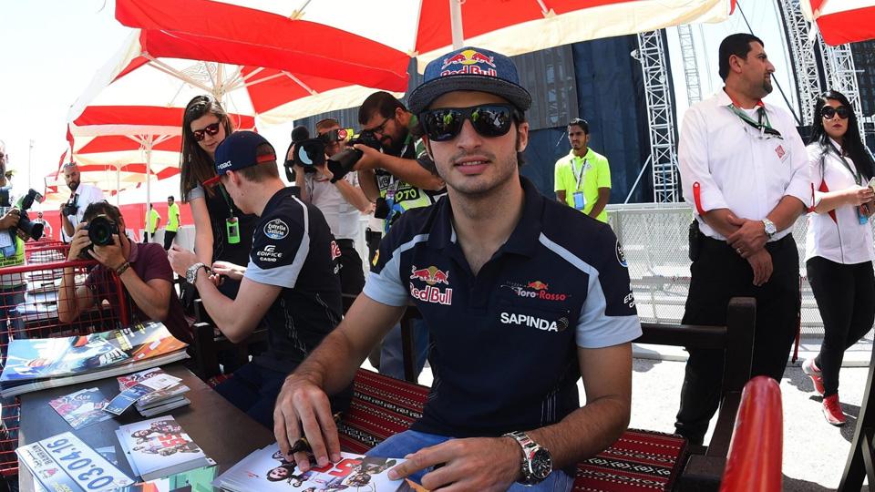 Carlos Sainz (ESP) Scuderia Toro Rosso pada sesi tanda tangan di Formula One World Championship, Rd2, Bahrain Grand Prix Kualifikasi, Bahrain International Circuit, Sakhir, Bahrain, Sabtu 2 April 2016. Copyright: INTERNET